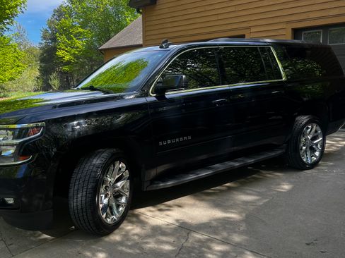 Used 2020 Chevrolet Suburban LT w/ Luxury Package AWD/4WD image 5