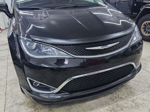 Used 2018 Chrysler Pacifica Touring-L image 9