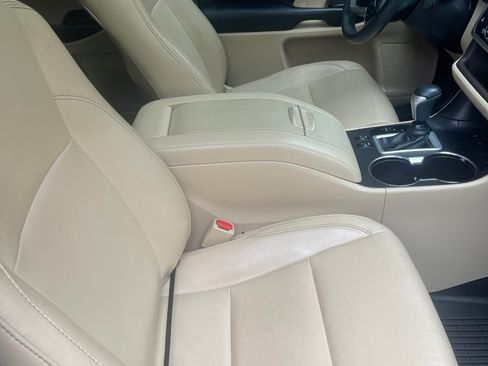 Used 2016 Toyota Highlander XLE FWD image 8
