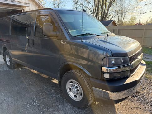 Used 2019 Chevrolet Express 2500 w/ Driver Convenience Package RWD image 4