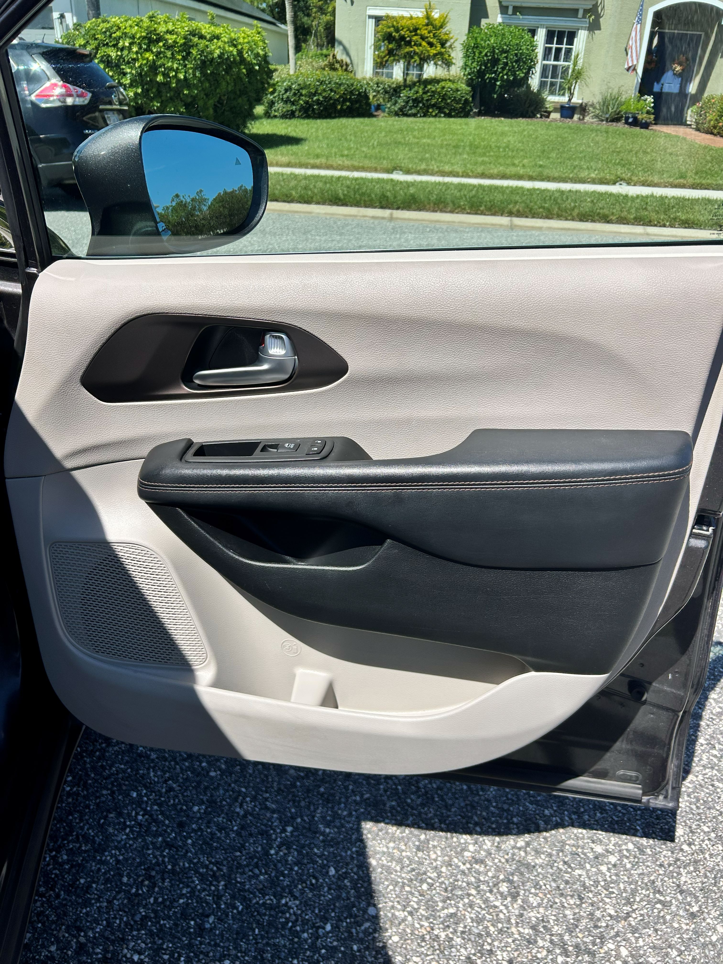 Used 2017 Chrysler Pacifica Touring-L w/ Tire & Wheel Group FWD image 13