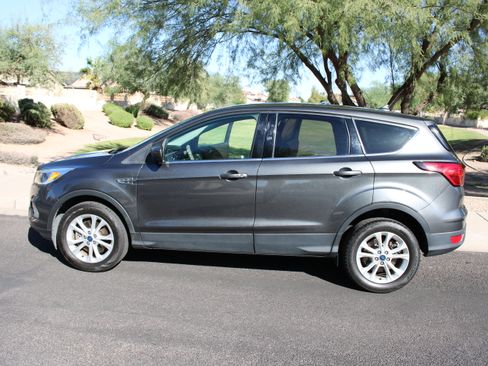 Used 2019 Ford Escape SE image 2
