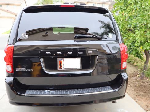 Used 2013 Dodge Grand Caravan SXT w/ UConnect Hands-Free Group FWD image 2