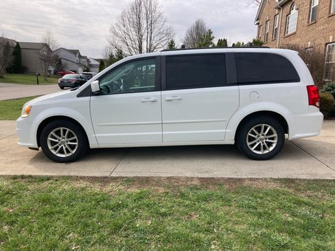 Used 2014 Dodge Grand Caravan SXT image 2