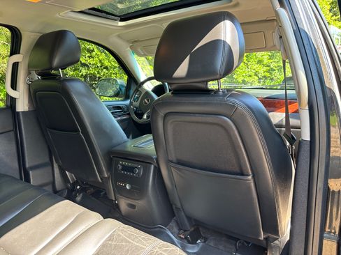 Used 2013 GMC Yukon XL SLT w/ SLT-2 Equipment Package AWD/4WD image 14