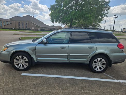 Used 2009 Subaru Outback 3.0R Limited image 2