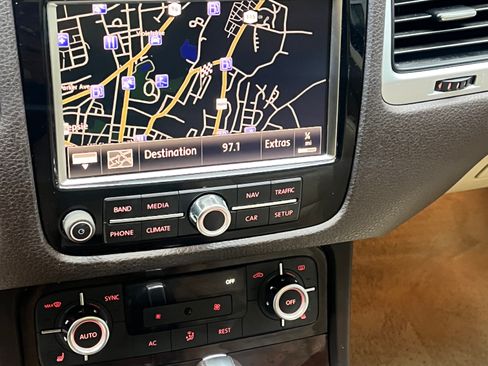 Used 2013 Volkswagen Touareg Executive image 11