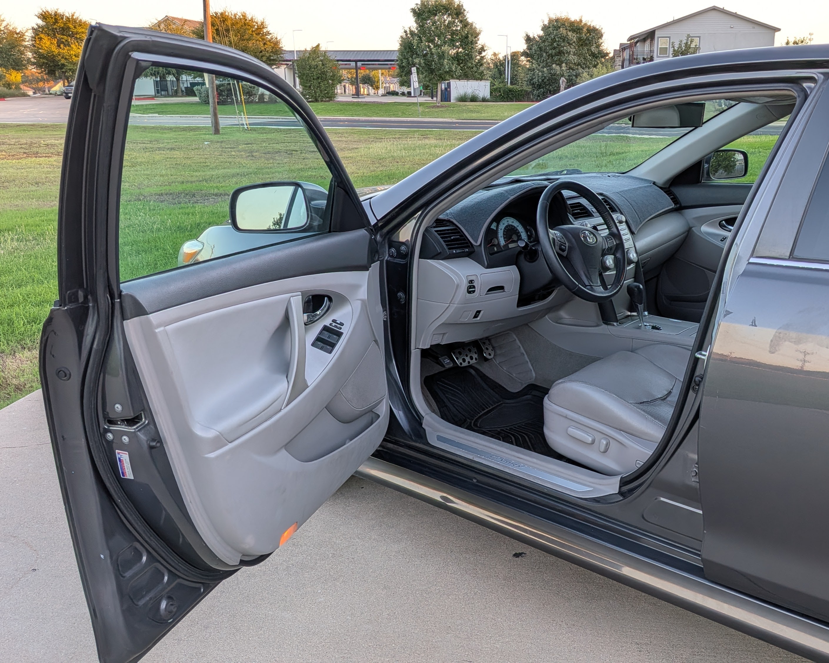 Used 2011 Toyota Camry SE w/ Sport Leather Pkg FWD image 13