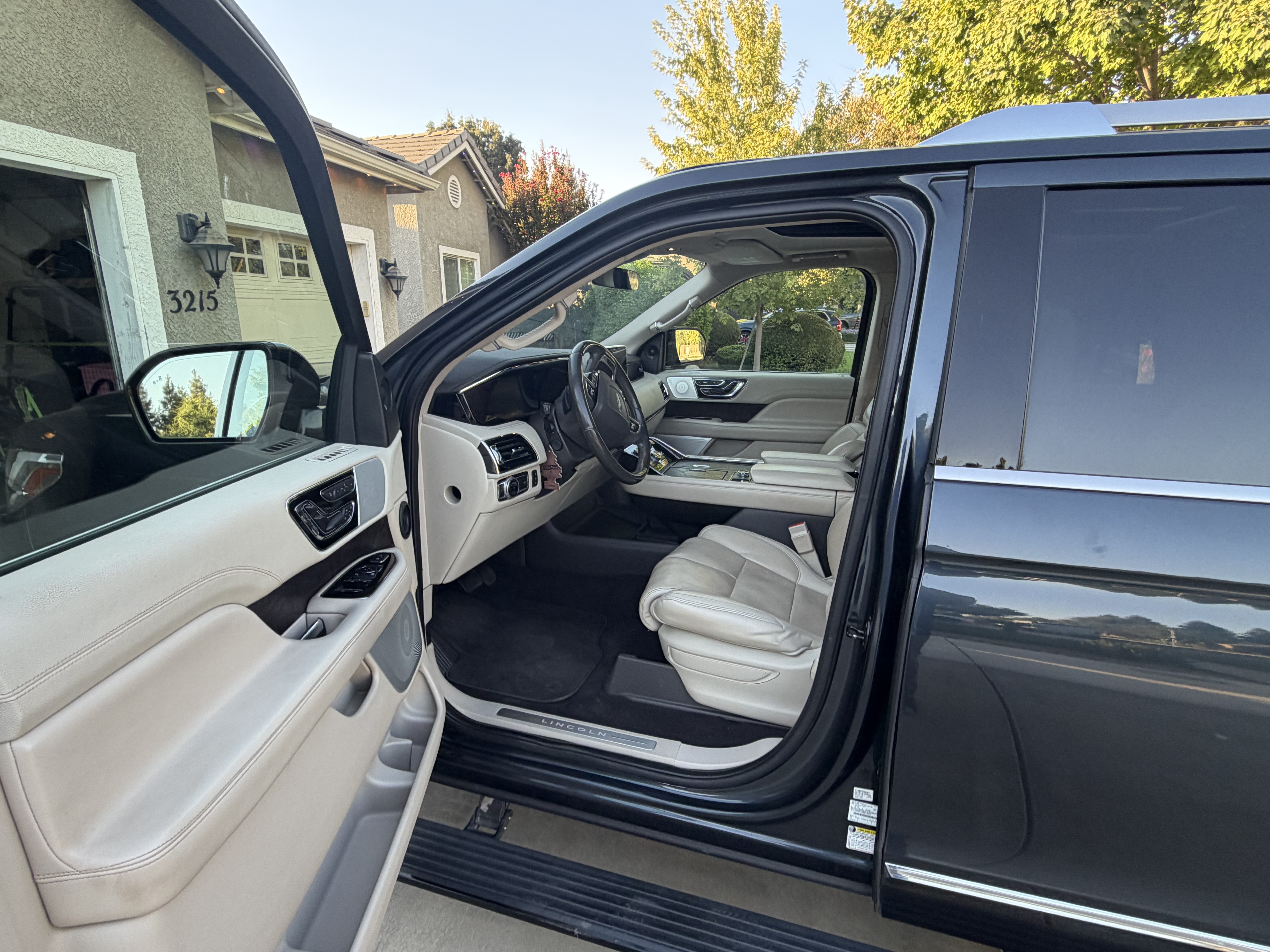 Used 2021 Lincoln Navigator Reserve w/ Luxury Package AWD/4WD image 4