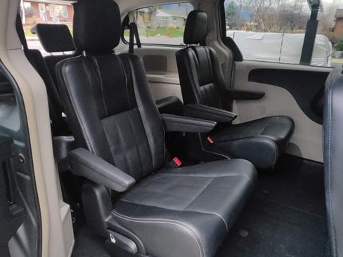 Used 2014 Chrysler Town & Country Touring image 12