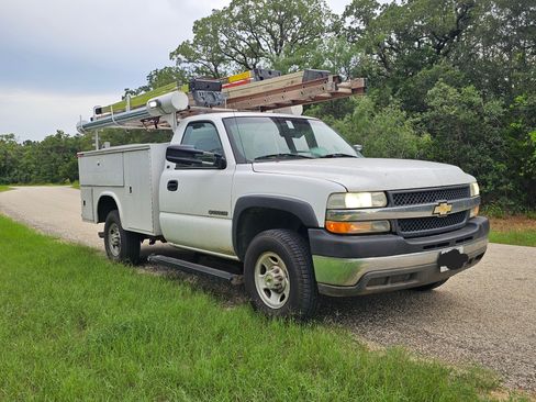Used 2001 Chevrolet Silverado 2500 2WD Regular Cab image 2