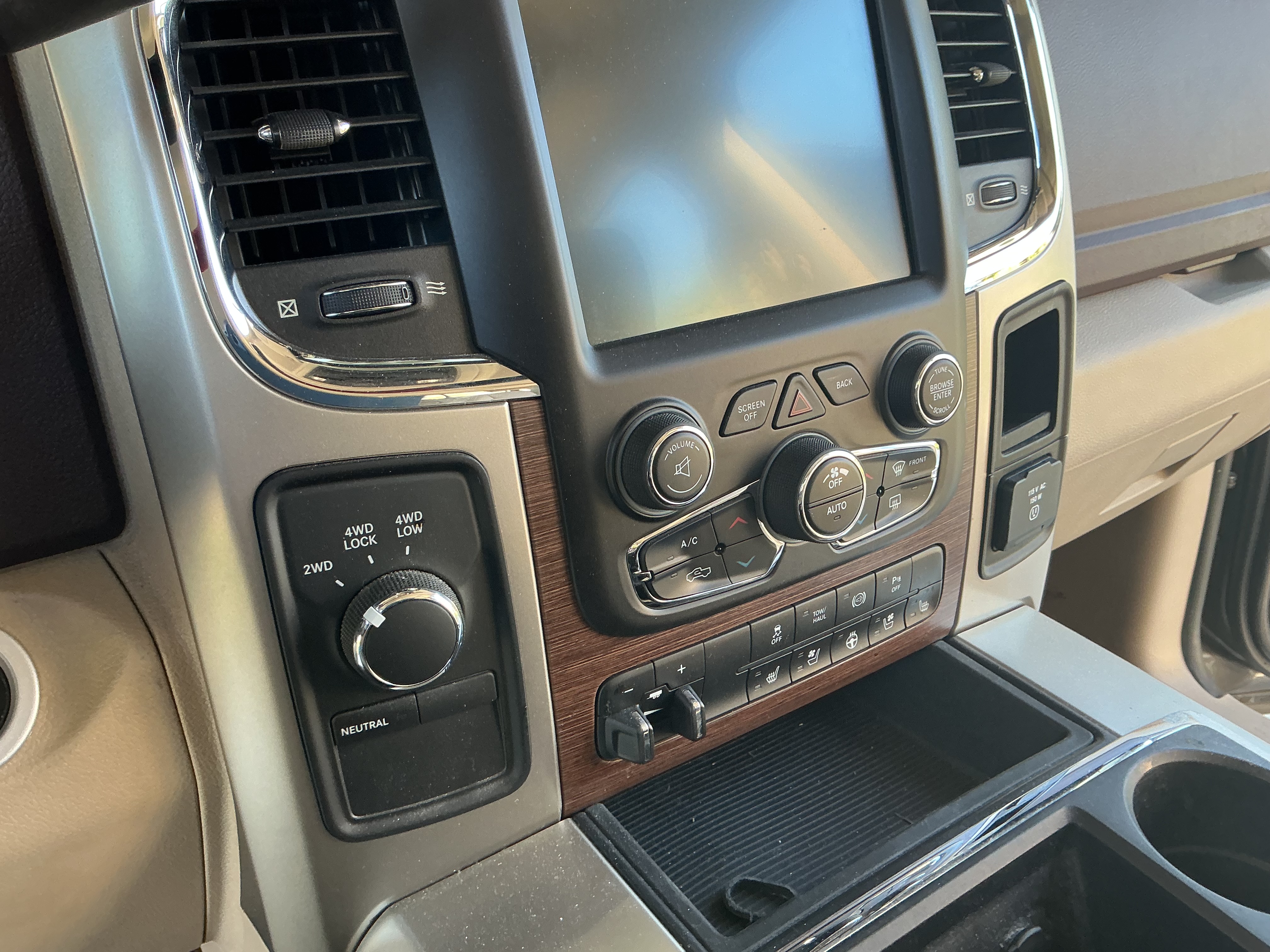 Used 2014 RAM 2500 Laramie AWD/4WD image 9