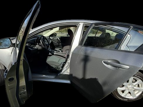 Used 2011 MAZDA MAZDA3 i Touring image 4