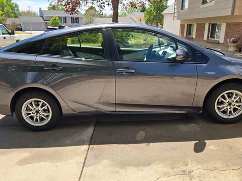 Used 2017 Toyota Prius Three w/ Advanced Technology Package FWD image 10