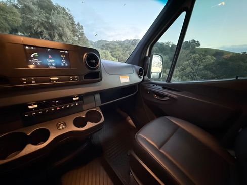 Used 2019 Mercedes-Benz Sprinter 2500 image 17