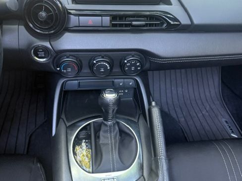Used 2021 MAZDA MX-5 Miata Club RWD image 9
