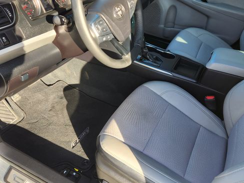 Used 2017 Toyota Camry SE image 4