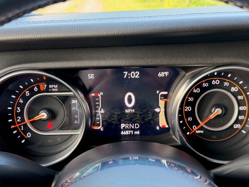 Used 2020 Jeep Gladiator Overland AWD/4WD image 9