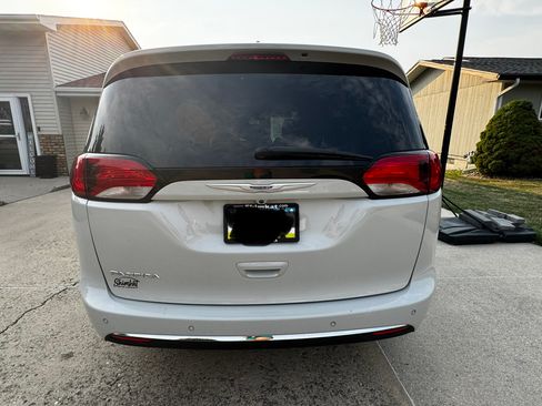 Used 2020 Chrysler Pacifica Touring-L Plus w/ Advanced Safetytec Group FWD image 5