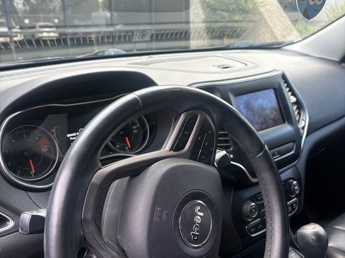 Used 2019 Jeep Cherokee Latitude Plus FWD image 5
