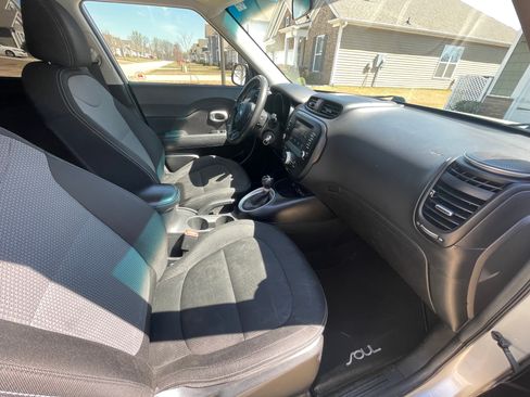 Used 2019 Kia Soul + image 6