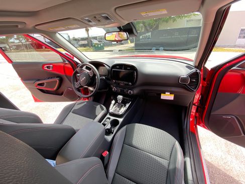 Used 2025 Kia Soul GT-Line w/ GT-Line Technology Package FWD image 16