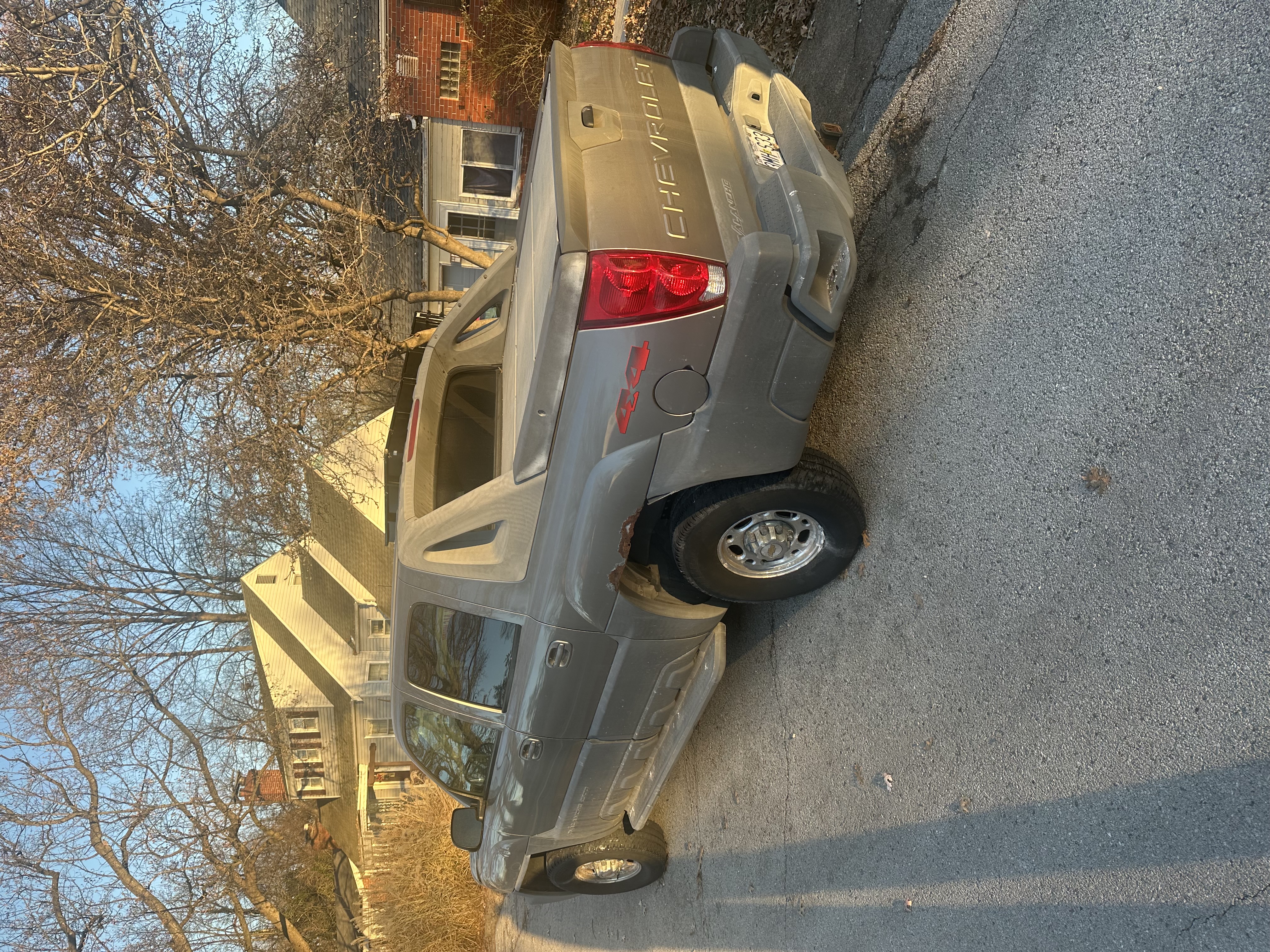 Used 2002 Chevrolet Avalanche 2500 w/ Convenience Pkg AWD/4WD image 2
