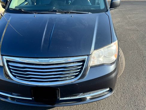 Used 2013 Chrysler Town & Country Touring image 4