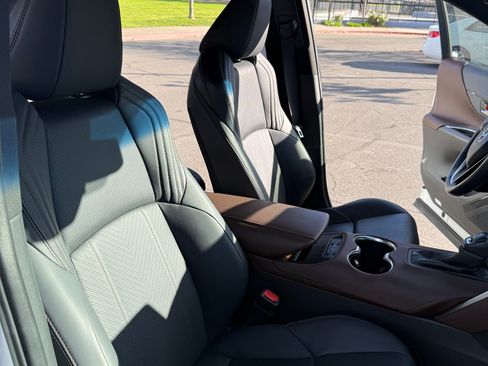 Used 2023 Toyota Venza Limited image 1