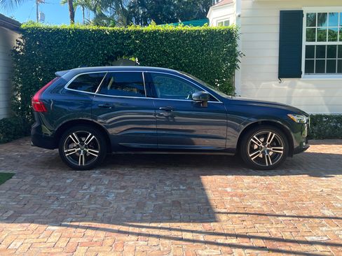Used 2019 Volvo XC60 T5 Momentum w/ Premium Package image 1