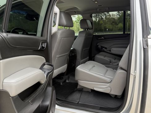 Used 2019 Chevrolet Suburban LT w/ Luxury Package image 28