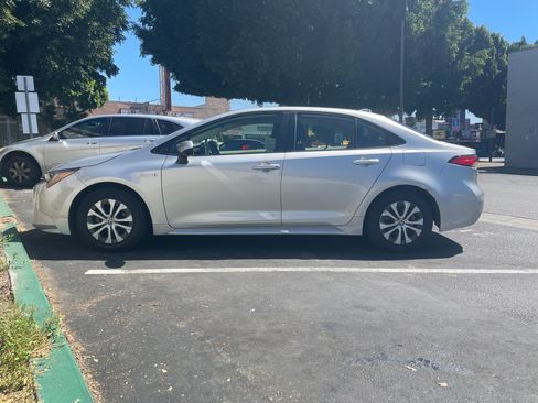 Used 2021 Toyota Corolla LE image 2