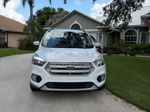 Used 2018 Ford Escape SE FWD image 4
