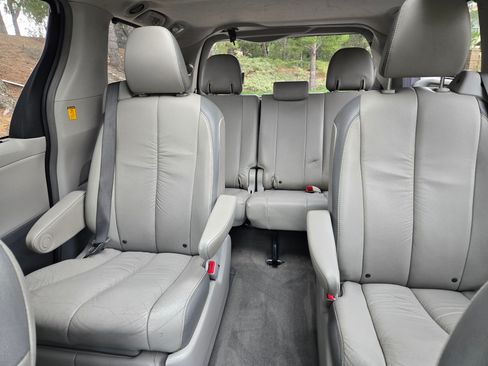 Used 2012 Toyota Sienna Limited w/ Premium Pkg FWD image 26