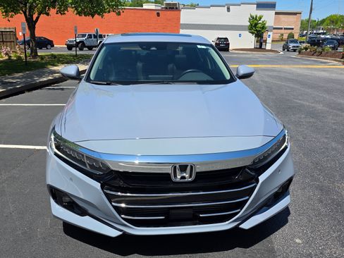 Used 2022 Honda Accord Touring image 2