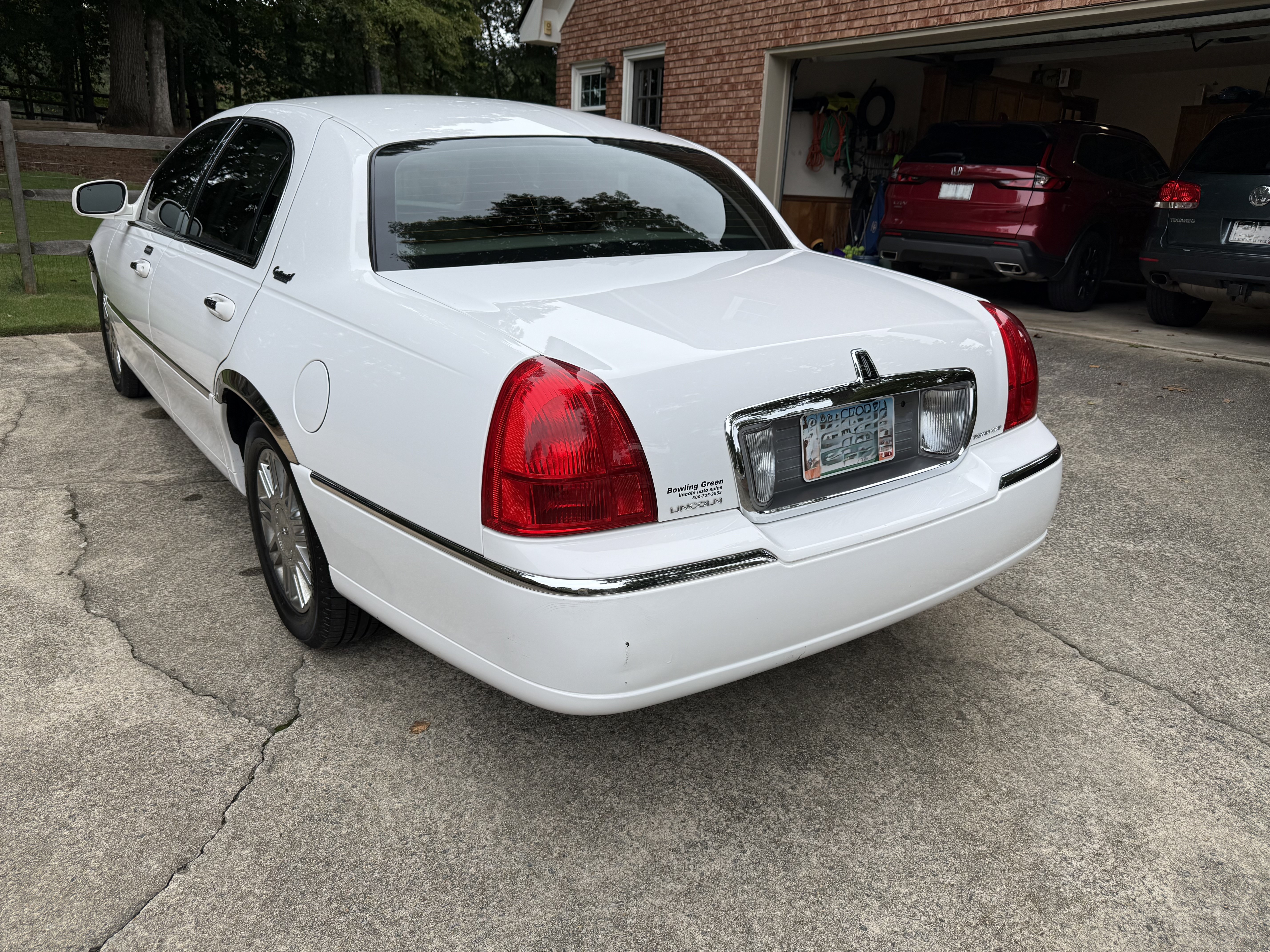 Used 2010 Lincoln Town Car Signature Limited RWD image 8