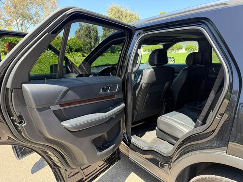 Used 2017 Ford Explorer Platinum image 18