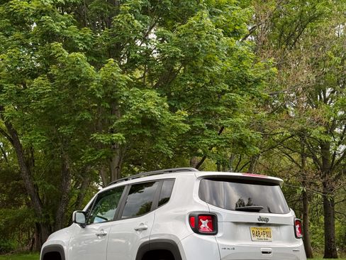 Used 2021 Jeep Renegade Latitude w/ Convenience Group AWD/4WD image 2
