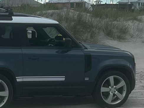 Used 2023 Land Rover Defender 90 S image 16