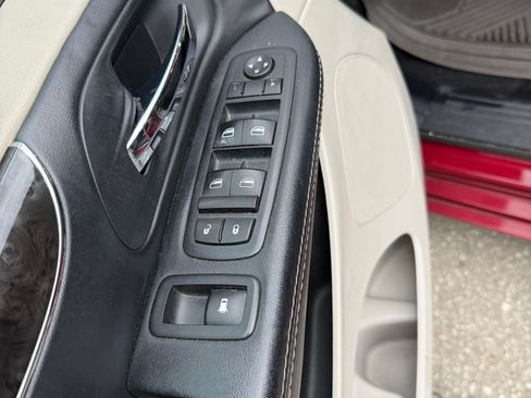 Used 2016 Chrysler Town & Country Touring FWD image 21