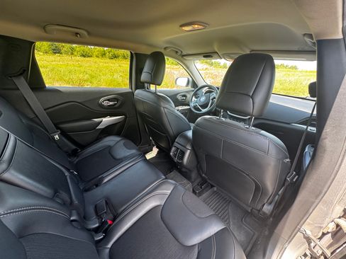 Used 2018 Jeep Cherokee Latitude Plus FWD image 14