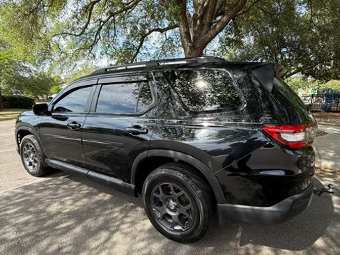 Used 2023 Honda Pilot TrailSport image 2