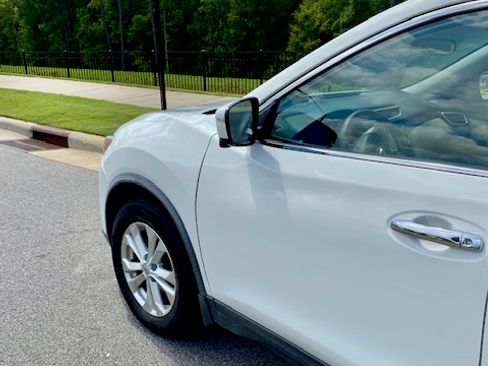 Used 2016 Nissan Rogue SV w/ SV Premium Package FWD image 2