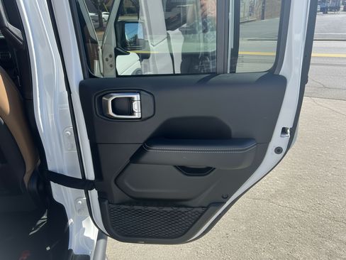 Used 2022 Jeep Gladiator Rubicon w/ LED Lighting Group image 19