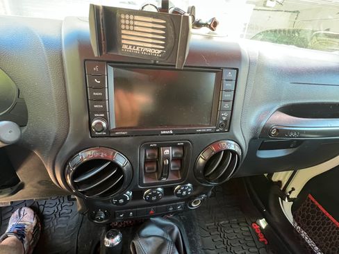 Used 2018 Jeep Wrangler Unlimited Rubicon image 11