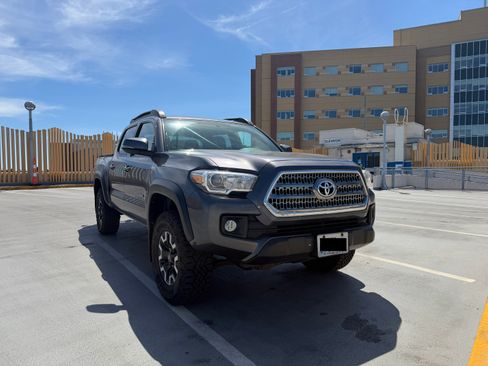 Used 2016 Toyota Tacoma TRD Off-Road w/ Premium & Technology Package AWD/4WD image 4