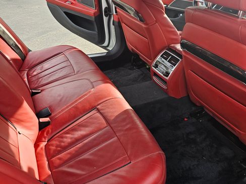 Used 2018 BMW 750i image 2