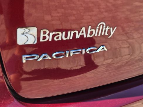 Used 2017 Chrysler Pacifica Touring-L image 12