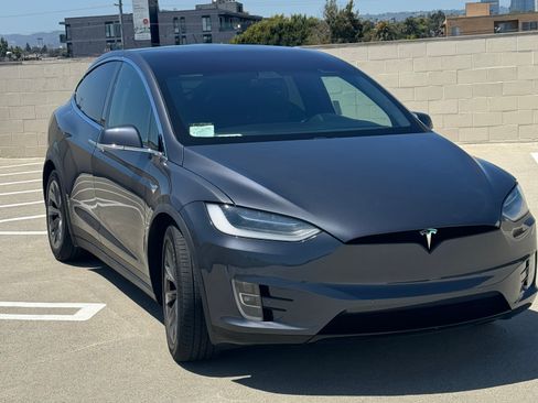 Used 2018 Tesla Model X 75D image 2