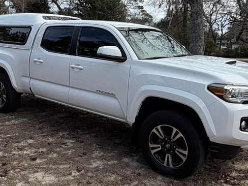 Used 2017 Toyota Tacoma TRD Sport image 22